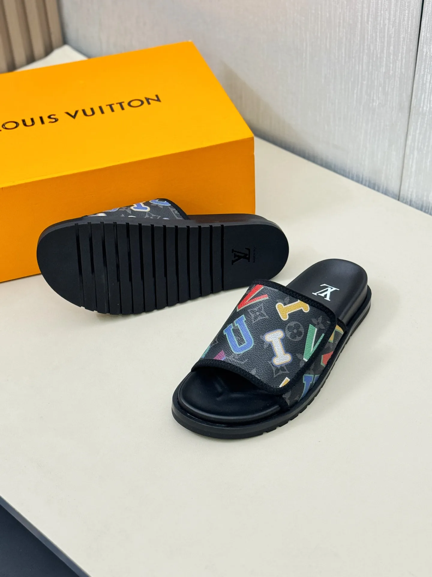 [L Home] P: 340💰Size: 38-45 Top purchasing agent lv men's summer slippers, classic presbyopia with Velcro, soft real leather lining, unique color splicing effect, distinctive personality, fashionable and trendy essential style, light and comfortable. Lightweight and tough rubber insole, micro ridged foam outsole, super comfortable!